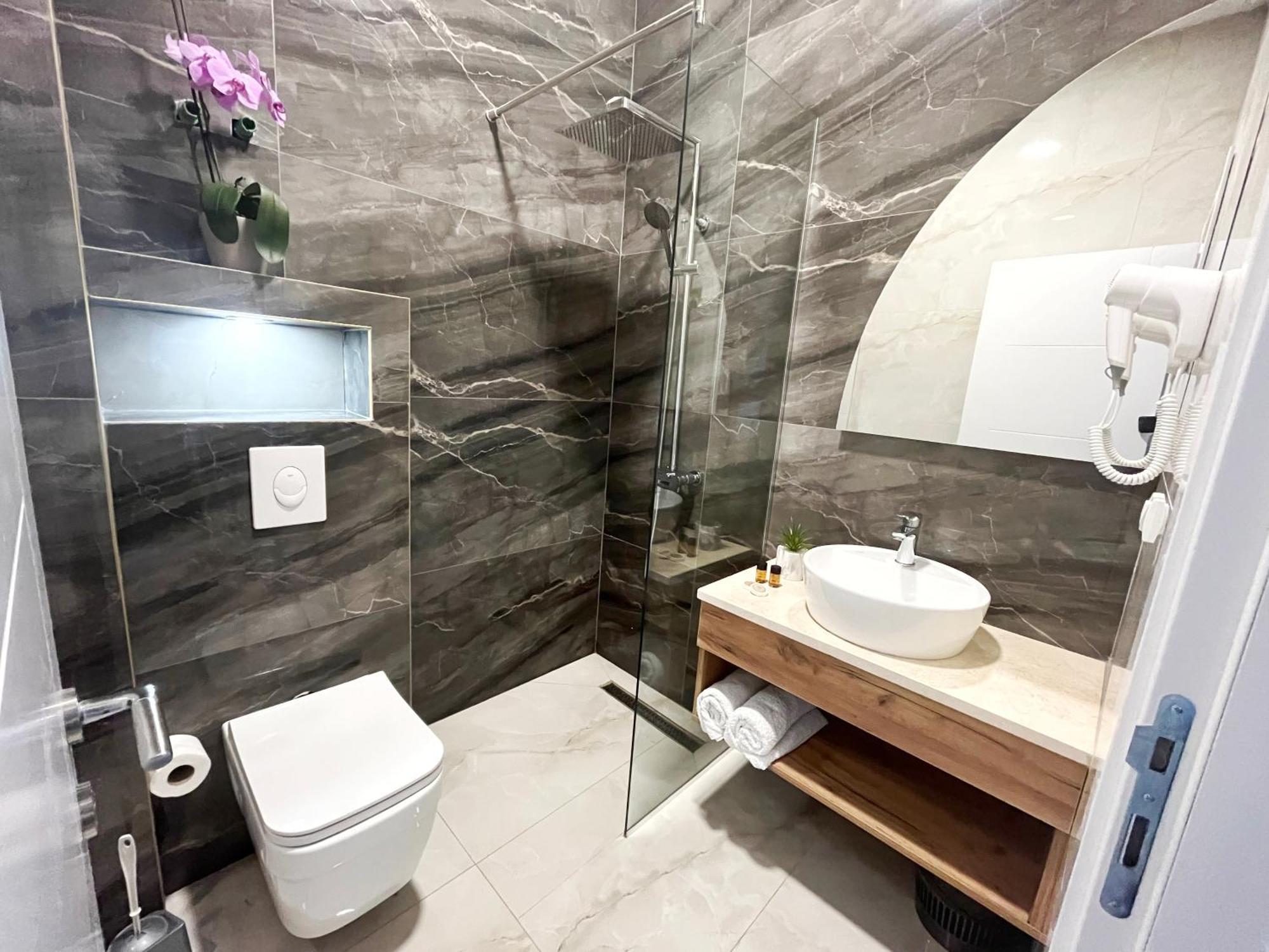 Supreme Luxury Aparthotel Улцин Екстериор снимка